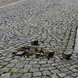 Anfang Oktober wurden in Zeitz alle zehn Stolpersteine herausgebrochen und gestohlen.