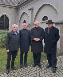 Landrat Götz Ulrich steht gemeinsam mit den Altlandräten Dr. Johannes Kreis, Rüdiger Erben und Harri Reiche nebeneinander, um dem verstorbenen Altlandrat Dr. Jürgen Dube die letzte Ehre zu erweisen. Die Aufnahme symbolisiert den gemeinsamen Abschied und die Wertschätzung für Dr. Dube, der als ehemaliger Landrat des Alt-Landkreises Naumburg maßgeblich an der Kommunalpolitik nach der Wende beteiligt war.