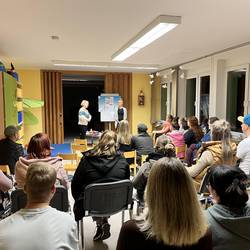 Der Fachbereich Gesundheitsförderung und Prävention des Gesundheitsamtes führte in der Kindertagesstätte Karsdorf am 30.10.2024 einen Elternabend zum Thema „Gesund essen im Kitaalter“ durch.