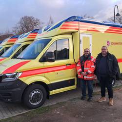 Der Burgenlandkreis hat in dieser Woche drei hochmoderne Rettungswagen an die Johanniter-Unfall-Hilfe übergeben. Die Fahrzeuge werden künftig in den Rettungsdienstbereichen Nebra und Naumburg eingesetzt und leisten dort einen wichtigen Beitrag zur medizinischen Notfallversorgung.