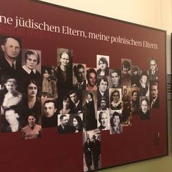 Die Ausstellung „Meine jüdischen Eltern, meine polnischen Eltern“  ist derzeit in der Volkshochschule in Zeitz zu sehen.