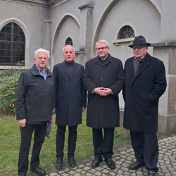 Landrat Götz Ulrich steht gemeinsam mit den Altlandräten Dr. Johannes Kreis, Rüdiger Erben und Harri Reiche nebeneinander, um dem verstorbenen Altlandrat Dr. Jürgen Dube die letzte Ehre zu erweisen. Die Aufnahme symbolisiert den gemeinsamen Abschied und die Wertschätzung für Dr. Dube, der als ehemaliger Landrat des Alt-Landkreises Naumburg maßgeblich an der Kommunalpolitik nach der Wende beteiligt war.