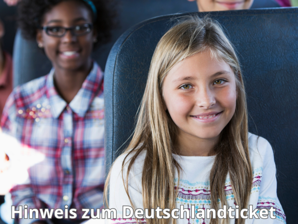 Schülerinnen und Schüler sitzen im Bus und Überschrift "Hinweis zum Deutschlandticket für Schülerinnen und Schüler"
