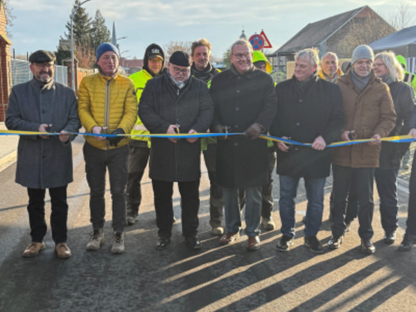 Die Sanierung der Kreisstraße 2189 schreitet weiter voran: Heute wurde der zweite Bauabschnitt vom Abzweig Mühlenstraße bis zum Ortsausgang Lützen mit einer Länge von rund 490 Metern offiziell für den Verkehr freigegeben. Insgesamt hat die K 2189 eine Gesamtlänge von rund 7 km, beginnt an der Landesgrenze Sachsen, verläuft durch Meuchen, Lützen, Schweßwitz und endet an der Kreisgrenze zum Saalekreis.