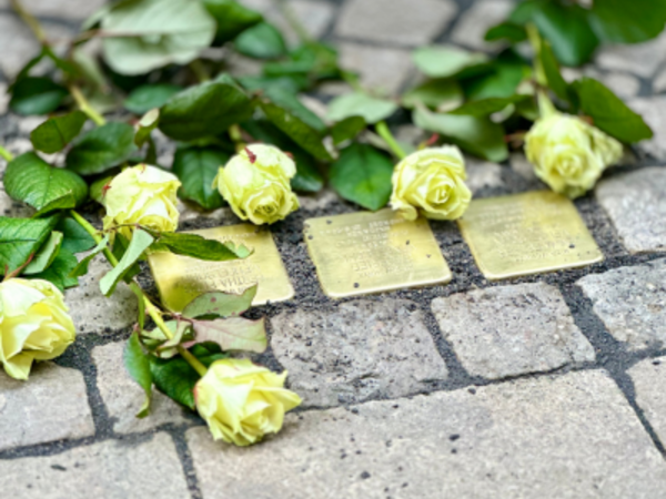 Die gestohlenen Stolpersteine in Zeitz wurden neu verlegt.