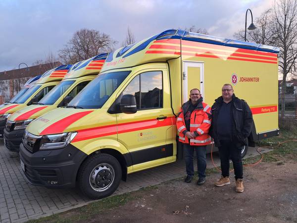 Der Burgenlandkreis hat in dieser Woche drei hochmoderne Rettungswagen an die Johanniter-Unfall-Hilfe übergeben. Die Fahrzeuge werden künftig in den Rettungsdienstbereichen Nebra und Naumburg eingesetzt und leisten dort einen wichtigen Beitrag zur medizinischen Notfallversorgung.