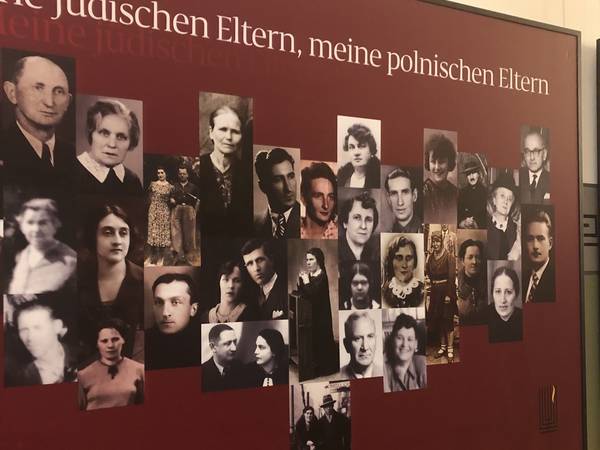 Die Ausstellung „Meine jüdischen Eltern, meine polnischen Eltern“  ist derzeit in der Volkshochschule in Zeitz zu sehen.