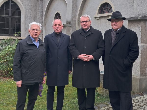 Landrat Götz Ulrich steht gemeinsam mit den Altlandräten Dr. Johannes Kreis, Rüdiger Erben und Harri Reiche nebeneinander, um dem verstorbenen Altlandrat Dr. Jürgen Dube die letzte Ehre zu erweisen. Die Aufnahme symbolisiert den gemeinsamen Abschied und die Wertschätzung für Dr. Dube, der als ehemaliger Landrat des Alt-Landkreises Naumburg maßgeblich an der Kommunalpolitik nach der Wende beteiligt war.